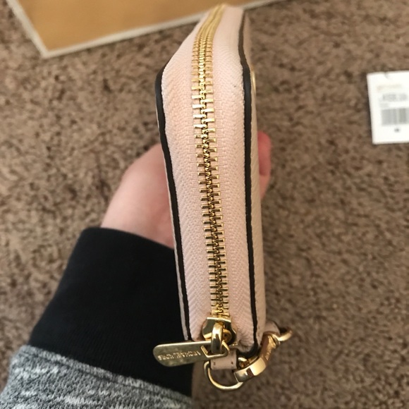 Light pink Michael Kors wallet - Picture 5 of 6